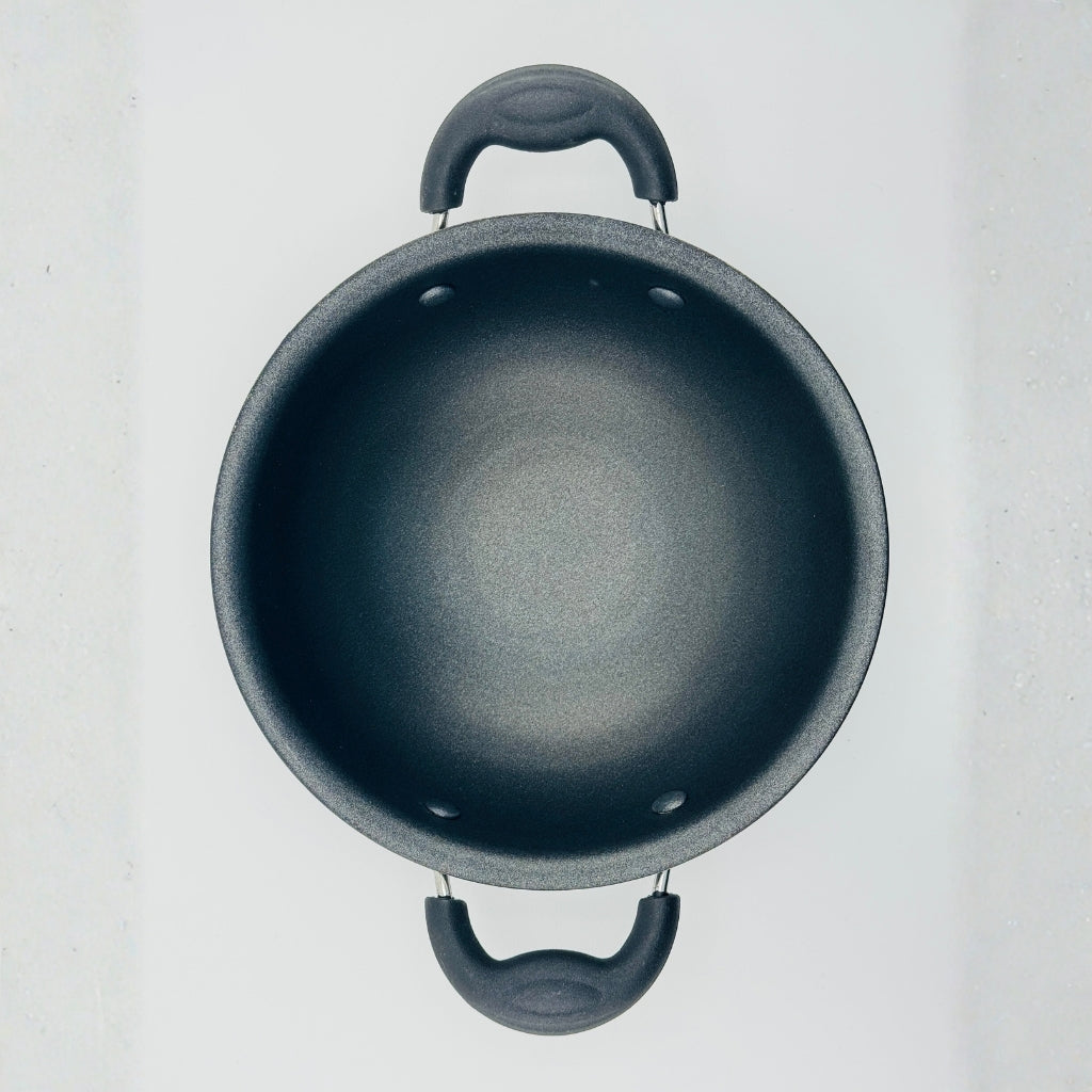 Bristo Hopper Pan – Interior Black Coating Close-Up